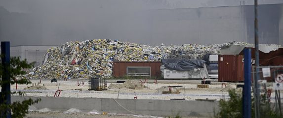 Veći dio požara plastike je ugašen u skladištu tvrtke za zbrinjavanje. - 7