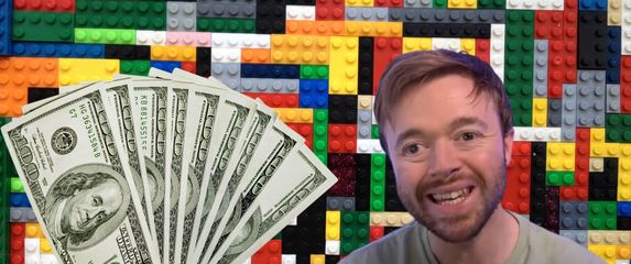 Shane O'Farrel i novac na pozadini od Lego kockica