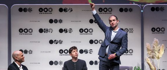 Ilya Sutskever (stoji pored Altmana)