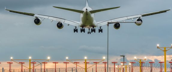 Putnički avion slijeće na pistu