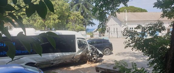 Autobus je oštećen u sudaru s autom u Istri