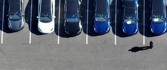 Teslina vozila parkirana ispred tvornice u Fremontu, ilustracija