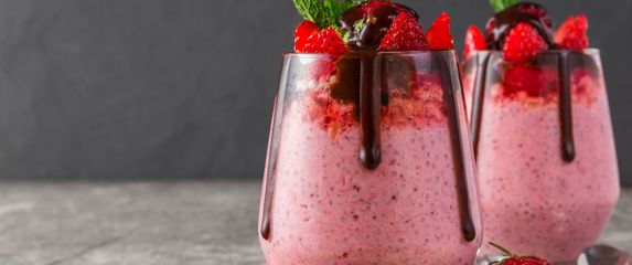 Chia puding s jagodama i čokoladom