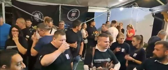 Ustaška pjesma na proslavi pobjede Josipa Miškovića na izborima u Popovači