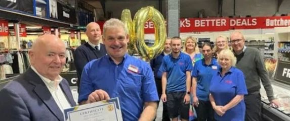 Zaposlenik supermarketa Kevin Parsons na proslavi 40 godina radnog staža