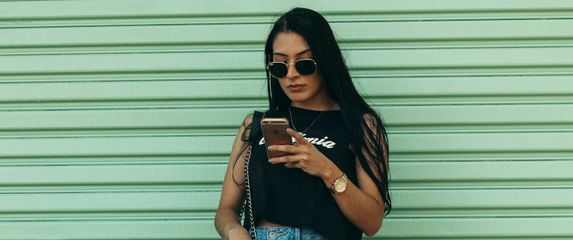 Djevojka gleda u mobitel