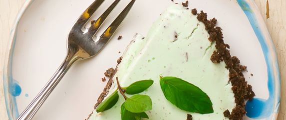 Čokoladni cheesecake s okusom mente