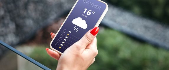 Žena provjerava vremensku prognozu na mobilnoj aplikaciji, ilustracija