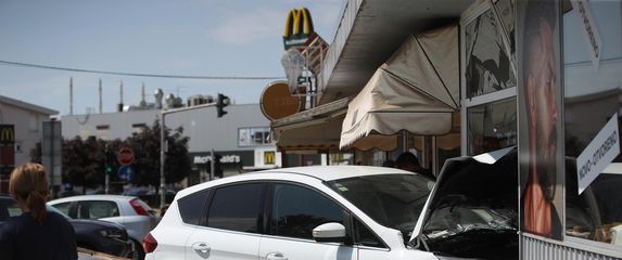 Autom se zabio u kiosk - 3