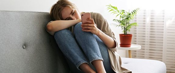 Tužna djevojka s mobitelom