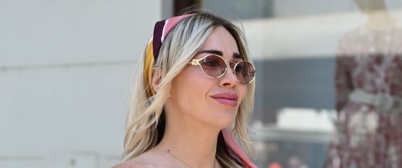 Ulična moda plavokosa dama u ženstvenom izdanju - 2