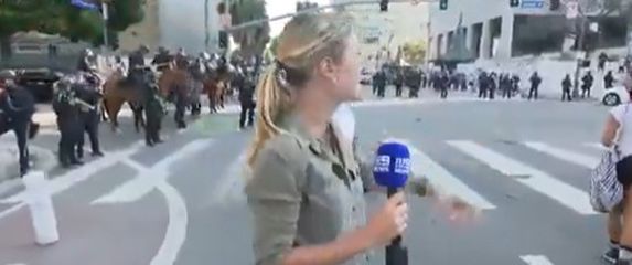 Reporterka 9newsa Lauren Tomasi na prosvjedima u Los Anglesu