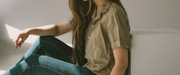 Tužna zabrinuta djevojka