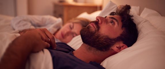 Par u krevetu, ilustracija