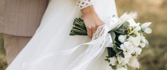 Mladenke pažljivo biraju cvijeće za svoj buket