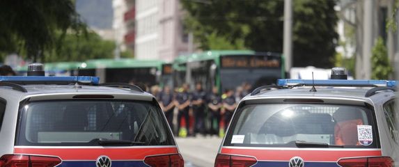 Policijska vozila u blizini masovne pucnjvae u Grazu