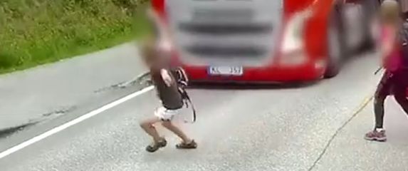Za dlaku