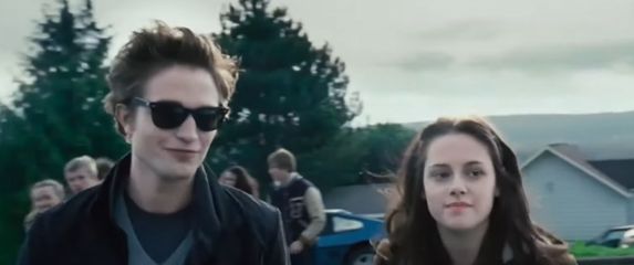 Scena iz filma Sumrak s glavnim likovima