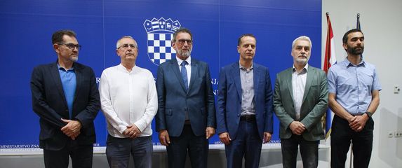 Izjava za medije nakon potpisivanja sporazuma MZOM sa sindikatima - 13