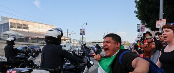 Prosvjed ispred zgrade imigracijske službe