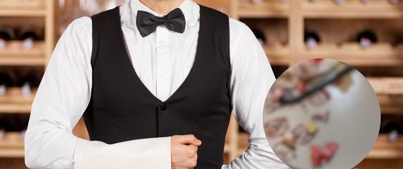 Konobar i slika nereda koji su gosti ostavili iza sebe