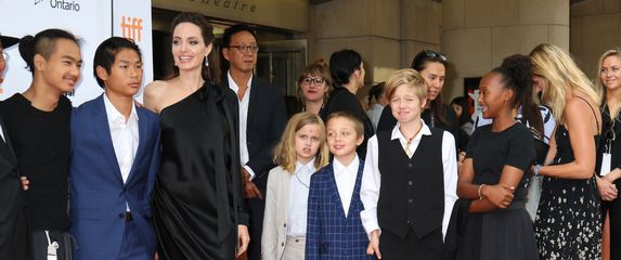 Angelina Jolie s djecom na crvenom tepihu 2017. godine