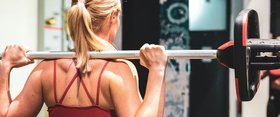 Sportski grudnjak u teretani