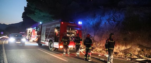 Vatrogasci gase požar u Brelima - 10