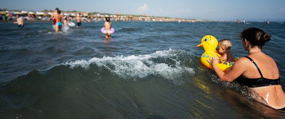 Žena s djetetom u moru, ilustracija
