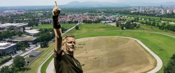 Marko Perković Thompson ispred fotografije zagrebačkog Hipodroma