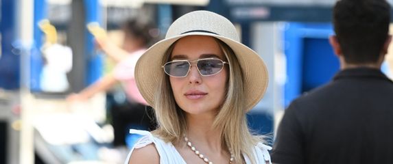 Plavokosa dama sa zagrebačke špice u bijeloj mini haljini 2025. - 2