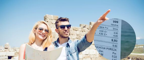 Turisti na moru i račun iz kafića u Vodicama
