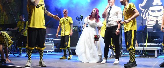 Mladenci na koncertu Dubioze kolektiv