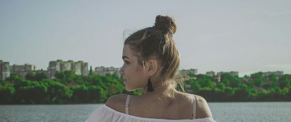 Zamišljena djevojka gleda u daljinu