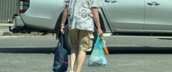 Starac kako se šeta Splitom s neobičnim pokrivalom za glavu