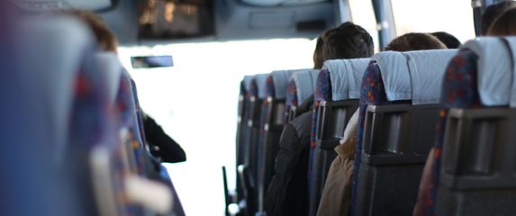 Unutrašnjost autobusa s putnicima