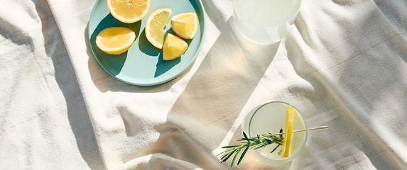 Mlaka voda s limunom