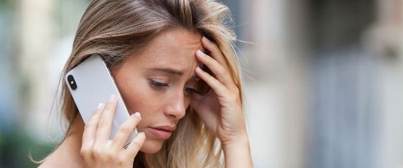 Tužna djevojka s mobitelom