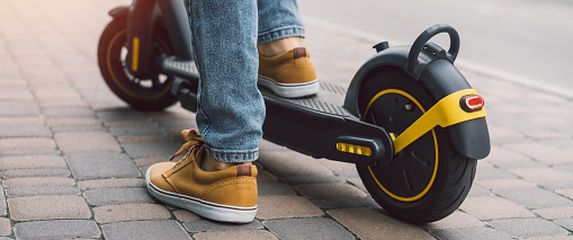 Električni romobil, ilustracija