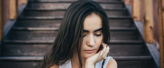 Tužna djevojka s mobitelom