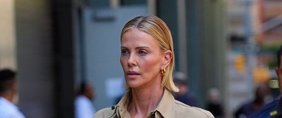 Charlize Theron u širokim bijelim hlačama savršenima za ljeto - 5