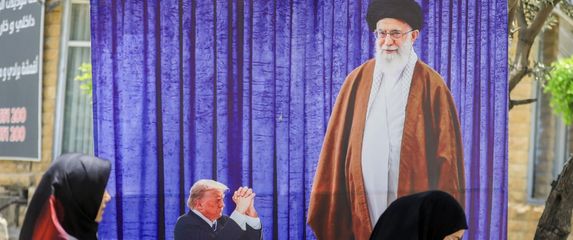 Poster u Teheranu na kojem Trump kleči pred Ajatolahom