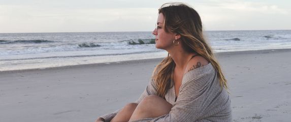 Zamišljena djevojka