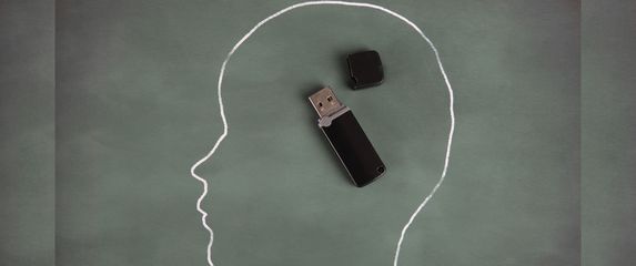 Silueta lica i usb stick umjesto mozga