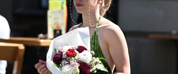 Ljepotica iz Zagreba u baršunastoj haljini