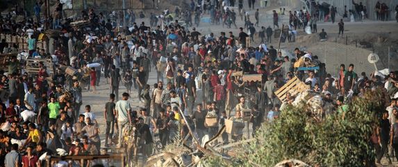 Palestinci kod centra za distribuciju humanitarne pomoći