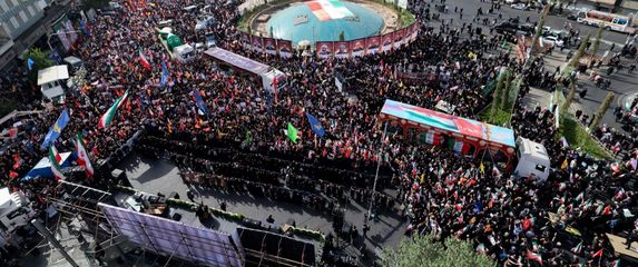 Deseci tisuća Iranaca okupilo se na pogrebu ubijenih generala - 3