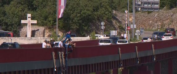 Bungee jumping na Masleničkom mostu