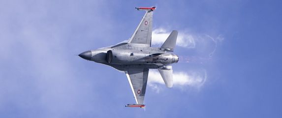 F-16 ratni avion