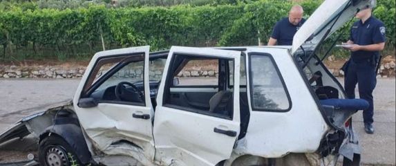 Automobil u kojem se vozilo 10 osoba